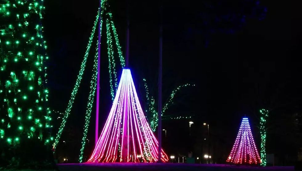 This Ontario ‘island’ has a free holiday light trail with thousands of ...