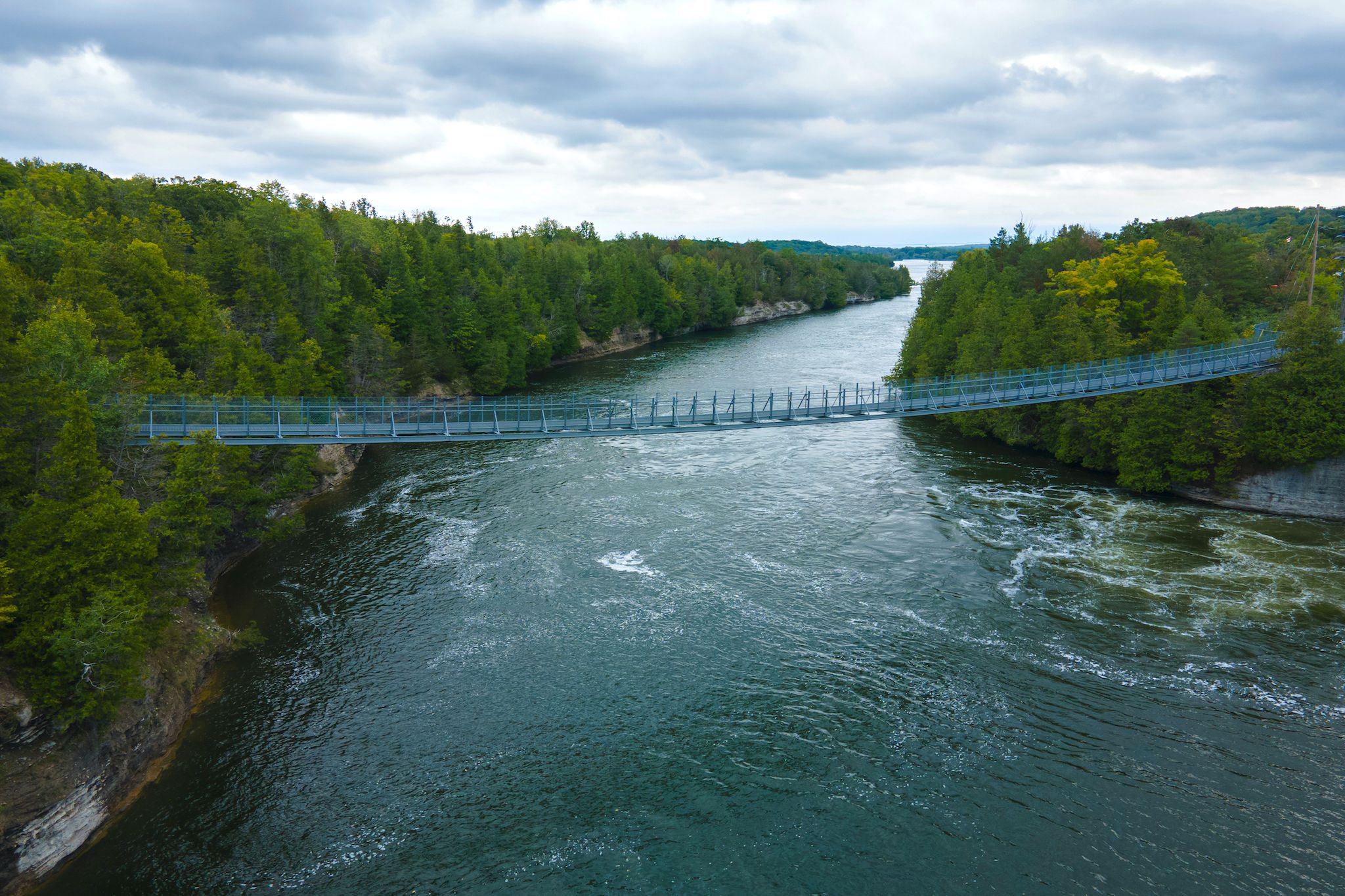 BONDIR リード　ponsup. This Ontario suspension bridge has breathtaking river views