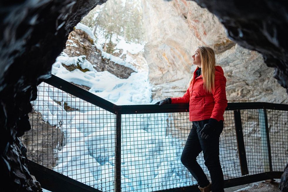 curiocity-calgary-johnston-canyon-ice-walk curiocity calgary johnston canyon ice walk tour