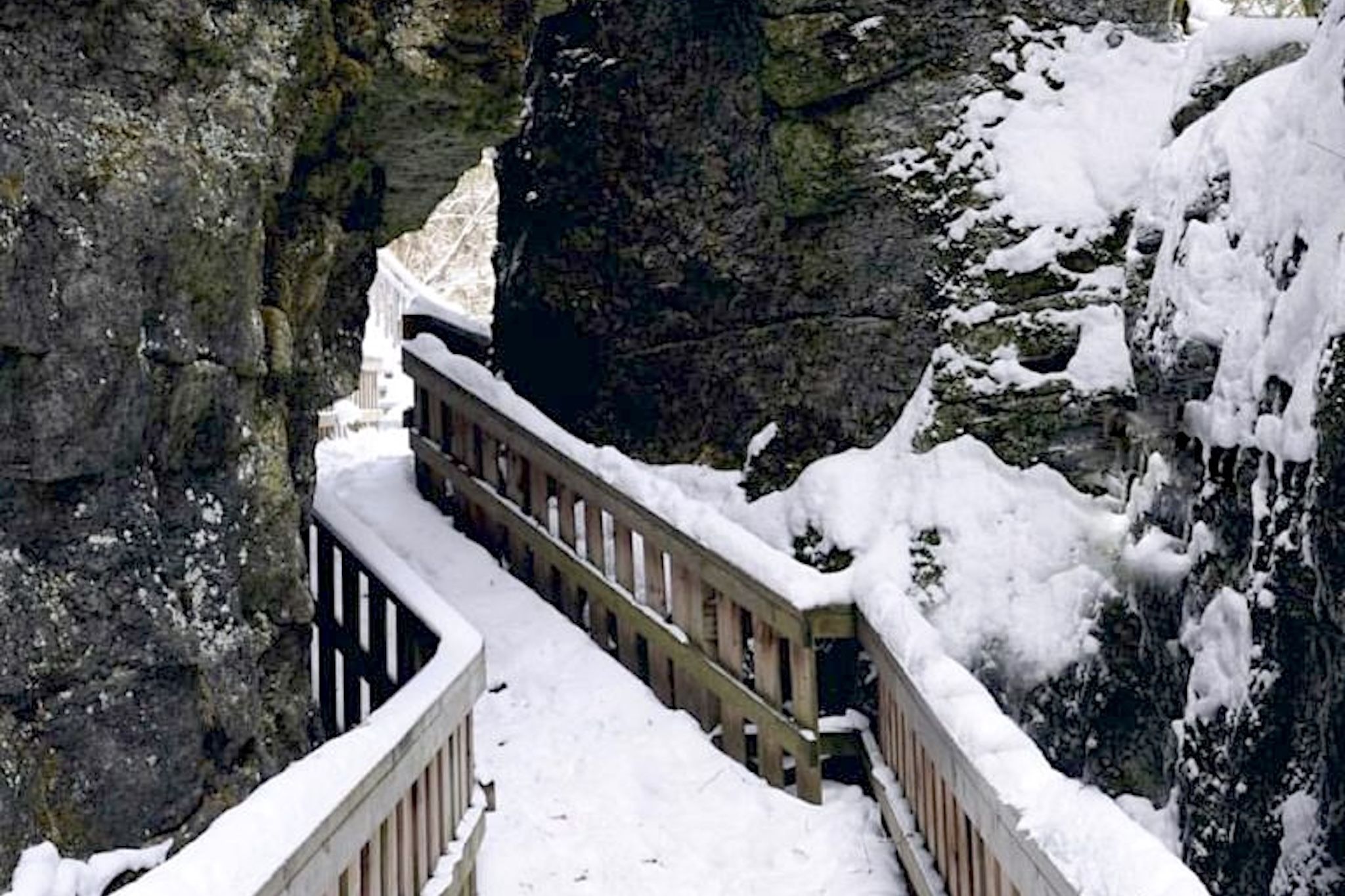 This hidden Ontario boardwalk between 30-metre cliffs is stunning in the winter This hidden Ontario boardwalk between 30-metre cliffs is stunning in the winter
