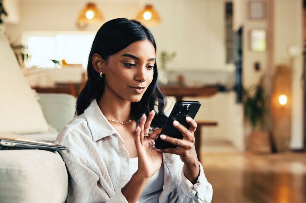 girl on phone group chat