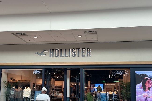 New Hollister Store at Cf Chinook Centre in Calgary